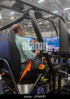 Warren, Michigan, Stati Uniti. 19th Apr, 2023. La Michigan Defense Exposition ha permesso agli appaltatori militari di disiplay i loro prodotti. Un simulatore Humvee è stato esposto da Applied Research Associates (ARA). Credit: Jim West/Alamy Live News Foto Stock