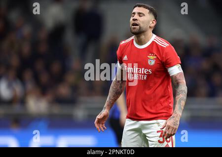 Milano, Italia. 19th Apr, 2023. Nicolas Otamendi di SL Benfica sembra sconsolato durante il quarto di finale della UEFA Champions League della seconda tappa tra FC Internazionale e Sl Benfica allo Stadio Giuseppe Meazza il 19 aprile 2023 a Milano Italia . Credit: Marco Canoniero/Alamy Live News Foto Stock