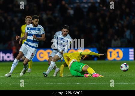 Adam Idah, di Norwich City, è stato imbrogliato dalla Ilias Chair of Queens Park Rangers durante la partita del campionato EFL Sky Bet tra Queens Park Rangers e Norwich City allo stadio Kiyan Prince Foundation di Londra, Inghilterra, il 19 aprile 2023. Foto di Grant Winter. Solo per uso editoriale, licenza richiesta per uso commerciale. Non è utilizzabile nelle scommesse, nei giochi o nelle pubblicazioni di un singolo club/campionato/giocatore. Credit: UK Sports Pics Ltd/Alamy Live News Foto Stock