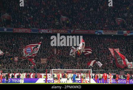 Visione generale dell'azione mentre i tifosi del Bayern Monaco sventolano grandi bandiere durante la seconda tappa della finale della UEFA Champions League all'Allianz Arena di Monaco. Data immagine: Mercoledì 19 aprile 2023. Foto Stock