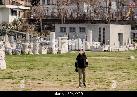 Visite turistiche Agora Ören Yeri a Izmir, Turchia, un magnifico sito antico che mostra i resti di un mercato un tempo grande e centro culturale. Foto Stock