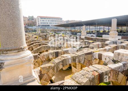 Agora Ören Yeri a Izmir, Turchia, un magnifico sito antico che mostra i resti di un mercato un tempo grande e centro culturale. Foto Stock