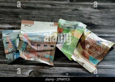 Corrugato Kuwait denaro di un quarto, metà e uno KWD Kuwait dinar banconote isolato, corrugato dinari banconote in contanti, conce inflazione economia Foto Stock