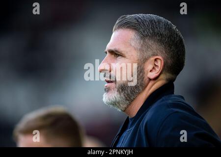 Swansea, Regno Unito. 19th Apr, 2023. Ryan Lowe, manager del Preston North End, guarda avanti. Partita di campionato EFL Skybet, Swansea City contro Preston North End al Swansea.com° stadio di Swansea, Galles, mercoledì 19th aprile 2023. Questa immagine può essere utilizzata solo per scopi editoriali. Solo per uso editoriale, foto di Lewis Mitchell/Andrew Orchard sports photography/Alamy Live news Credit: Andrew Orchard sports photography/Alamy Live News Foto Stock