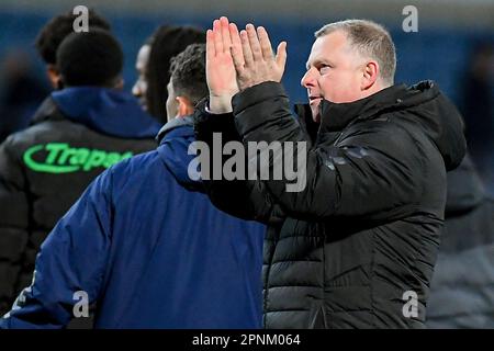 Blackburn, Regno Unito. 19th Apr, 2023. Mark Robins, responsabile della città di Coventry, applaude i fan assenti dopo la partita del Campionato Sky Bet Blackburn Rovers vs Coventry City a Ewood Park, Blackburn, Regno Unito, 19th aprile 2023 (Photo by ben Roberts/News Images) a Blackburn, Regno Unito, il 4/19/2023. (Foto di ben Roberts/News Images/Sipa USA) Credit: Sipa USA/Alamy Live News Foto Stock