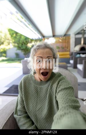 Buona donna caucasica anziana con videochiamata Foto Stock