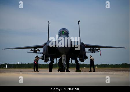 NEGLI STATI UNITI Air Force F-15E Strike Eagle assegnata alla 4th Fighter Wing arriva con il suo carico utile al Combat Readiness Training Center di Gulfport, Mississippi, 18 aprile 2023, Durante l'esercizio Southern Strike 2023. Il controllo del dominio aereo è una condizione indispensabile per la libertà di manovra della forza comune contro un avversario pari. (STATI UNITI Foto dell'Aeronautica militare del personale Sgt. Ashley Sokolov Foto Stock
