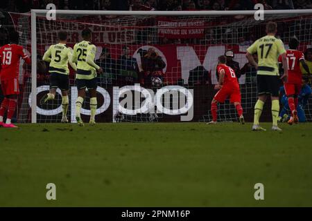 Monaco, Baviera, Germania. 19th Apr, 2023. JOSHUA KIMMICH segna il punteggio del punto di penalità durante la seconda tappa della UEFA Champions League 2023 tra il Bayern Monaco e Manchester City all'Allianz Arena. (Credit Image: © Alexandra Fechete/ZUMA Press Wire) SOLO PER USO EDITORIALE! Non per USO commerciale! Foto Stock