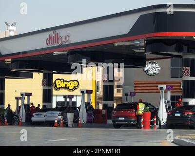 Cairo, Egitto, aprile 18 2023: Chillout benzina e stazione di petrolio, una stazione di benzina nel nuovo Cairo Egitto con negozi e ristoranti all'interno della stazione, e. Foto Stock