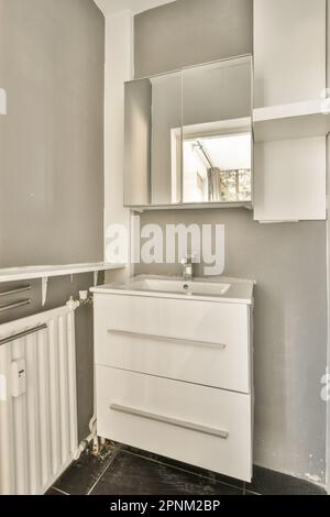 un bagno in fase di ristrutturazione e pronto per essere reinstallato sulla parete Foto Stock