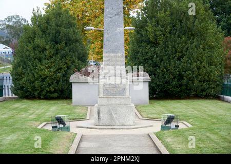 Cooma NSW Australia, il Corey Memorial un diorama raffigurante portabottiglie che portano soldati feriti sotto il fuoco dell'artiglieria a Mon St Quentin. Foto Stock