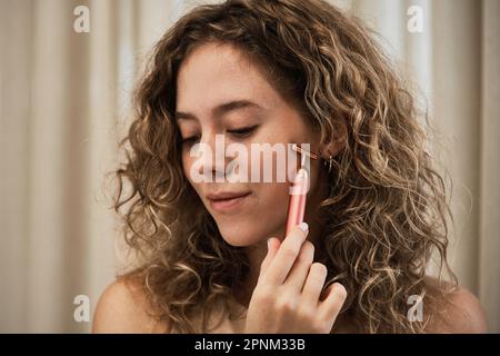 Cura della pelle del viso con gadget e sieri per una pelle più liscia e idratata e rughe ridotte. Foto Stock