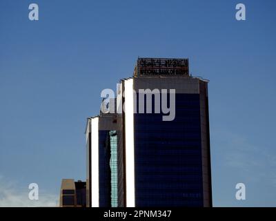 Cairo, Egitto, aprile 16 2023: Traduzione (Banca Nazionale d'Egitto) la cima della torre della banca egiziana al Ahly sulla Corniche del Nilo, il buil amministrativo Foto Stock