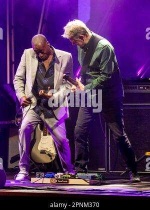 Edimburgo, Regno Unito. 19th Apr, 2023. Mike & The Mechanics si esibiscono dal vivo alla Usher Hall di Edimburgo mercoledì 19th aprile 2023 con il loro Refuered! 2023 membri della band del tour: Mike Rutherford - chitarra basso, chitarra, tastiere, voce di supporto Andrew Roachford - voce di supporto e di guida, tastiere Tim Howar - voce di supporto e di guida Anthony Drennan - chitarra, basso, voce di supporto Luke Juby - tastiere, voce di supporto, basso, sassofono, whistler NIC Collins - batteria Credit: Alan Rennie/Alamy Live News Foto Stock