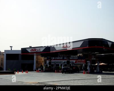 Cairo, Egitto, aprile 18 2023: Chillout benzina e stazione di petrolio, una stazione di benzina nel nuovo Cairo Egitto con negozi e ristoranti all'interno della stazione, e. Foto Stock