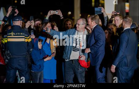 ROTTERDAM - 19/04/2023, King Willem-Alexander e la Regina Maxima lasciano la RTM Stage di Ahoy Rotterdam dopo il concerto del King's Day. Questo concerto è tradizionalmente organizzato nella città dove il re e la sua famiglia celebrano il giorno del re quell'anno. ANP MARCO DE SWART olanda fuori - belgio fuori Foto Stock