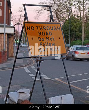 Cartello che mostra No Through Road, non seguire SatNav, a Latchford vicino a LTN, Westy, Warrington, Cheshire, Inghilterra, REGNO UNITO, WA4 1JH Foto Stock
