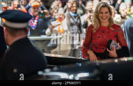 ROTTERDAM - 19/04/2023, King Willem-Alexander e la Regina Maxima lasciano la RTM Stage di Ahoy Rotterdam dopo il concerto del King's Day. Questo concerto è tradizionalmente organizzato nella città dove il re e la sua famiglia celebrano il giorno del re quell'anno. ANP MARCO DE SWART olanda fuori - belgio fuori Foto Stock