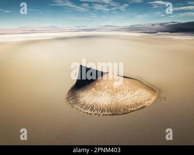 Il perfetto Cono de Arita sulla grande Salar de Arizaro, Argentina Foto Stock