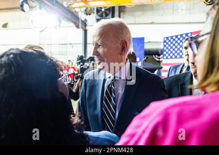 Accokeek, Maryland, Stati Uniti. 19th Apr, 2023. Il presidente degli Stati Uniti Joe Biden saluta i partecipanti ad un discorso sul suo piano di administrations per 'lavoro di protezione, non ricchezza' in una struttura di formazione sindacale ad Accokeek, Maryland, USA, 19 aprile 2023. Biden cercò di contrastare la sua visione da ciò che la Casa Bianca chiamava la ‘CASA MAGA Republicans vision che ‘si allena dall’alto verso il basso. credito: Jim Loscalzo/Pool tramite CNP/dpa/Alamy Live News Foto Stock