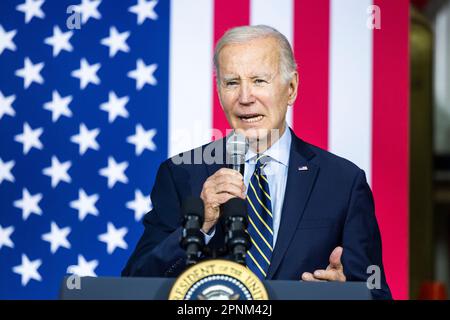 Accokeek, Maryland, Stati Uniti. 19th Apr, 2023. Il presidente degli Stati Uniti Joe Biden parla del suo piano di administrations per 'lavoro di rimpiacciamento, non ricchezza' in una struttura di formazione sindacale ad Accokeek, Maryland, USA, 19 aprile 2023. Biden cercò di contrastare la sua visione da ciò che la Casa Bianca chiamava la ‘CASA MAGA Republicans vision che ‘si allena dall’alto verso il basso. credito: Jim Loscalzo/Pool tramite CNP/dpa/Alamy Live News Foto Stock