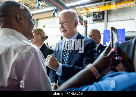 Accokeek, Maryland, Stati Uniti. 19th Apr, 2023. Il presidente degli Stati Uniti Joe Biden saluta i partecipanti ad un discorso sul suo piano di administrations per 'lavoro di protezione, non ricchezza' in una struttura di formazione sindacale ad Accokeek, Maryland, USA, 19 aprile 2023. Biden cercò di contrastare la sua visione da ciò che la Casa Bianca chiamava la ‘CASA MAGA Republicans vision che ‘si allena dall’alto verso il basso. credito: Jim Loscalzo/Pool tramite CNP/dpa/Alamy Live News Foto Stock