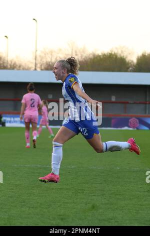 Broadfield Stadium, Crawley, Regno Unito. 19th Apr, 2023. Katie Robinson (22, Brighton) festeggia il suo obiettivo durante una partita nella Barclays Women's Super League il 19 aprile 2023, tra Brighton & Hove Albion e Everton Women al Broadfield Stadium, Crawley, UK (Bettina Weissensteiner/SPP) Credit: SPP Sport Press Photo. /Alamy Live News Foto Stock