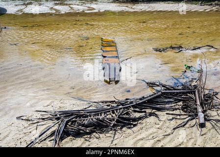 Santo Amaro, Bahia, Brasile - 15 maggio 2022: Sabbia sporca sulla spiaggia di Itapema in una giornata di sole. Città di Santo Amaro a Bahia. Foto Stock