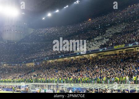 Milano, Italia - aprile 19 2023 Quarter finale Champions League - Inter-Benfica - f.c. tifosi internazionali in piedi vista panoramica san siro Credit: Kines Milano/Alamy Live News Foto Stock