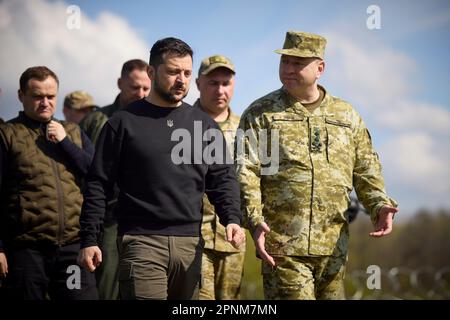 Koshary, Ucraina. 19th Apr, 2023. Il presidente ucraino Volodymyr Zelenskyy, a sinistra, vede la regione di confine in cui Ucraina, Polonia e Bielorussia incontrano il capo della Guardia di frontiera generale maggiore Serhii Deineko, a destra, 19 aprile 2023 a Koshary, Volyn Oblast, Ucraina. Credit: Foto piscina/Ufficio stampa presidenziale ucraino/Alamy Live News Foto Stock