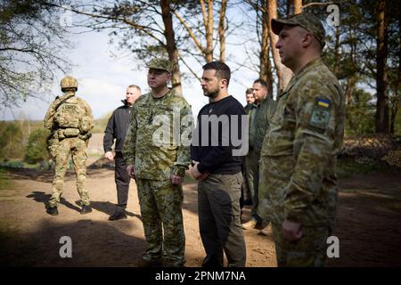 Koshary, Ucraina. 19th Apr, 2023. Il presidente ucraino Volodymyr Zelenskyy, al centro, vede la regione di confine in cui Ucraina, Polonia e Bielorussia incontrano il capo della Guardia di frontiera, il generale maggiore Serhii Deineko, a sinistra, 19 aprile 2023 a Koshary, Volyn Oblast, Ucraina. Credit: Foto piscina/Ufficio stampa presidenziale ucraino/Alamy Live News Foto Stock