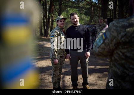 Koshary, Ucraina. 19th Apr, 2023. Il presidente ucraino Volodymyr Zelenskyy, a destra, posa per le foto con le guardie di frontiera durante una visita nella regione di confine dove Ucraina, Polonia e Bielorussia si incontrano, 19 aprile 2023 a Koshary, Volyn Oblast, Ucraina. Credit: Foto piscina/Ufficio stampa presidenziale ucraino/Alamy Live News Foto Stock