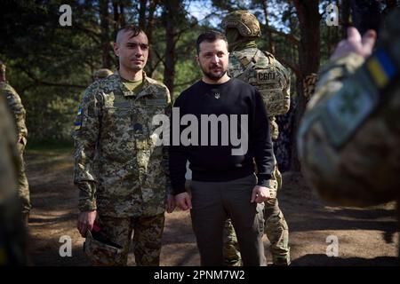 Koshary, Ucraina. 19th Apr, 2023. Il presidente ucraino Volodymyr Zelenskyy, a destra, posa per le foto con le guardie di frontiera durante una visita nella regione di confine dove Ucraina, Polonia e Bielorussia si incontrano, 19 aprile 2023 a Koshary, Volyn Oblast, Ucraina. Credit: Foto piscina/Ufficio stampa presidenziale ucraino/Alamy Live News Foto Stock