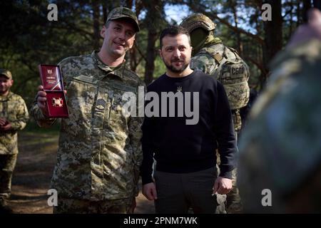 Koshary, Ucraina. 19th Apr, 2023. Il presidente ucraino Volodymyr Zelenskyy, a destra, posa per le foto con le guardie di frontiera durante una visita nella regione di confine dove Ucraina, Polonia e Bielorussia si incontrano, 19 aprile 2023 a Koshary, Volyn Oblast, Ucraina. Credit: Foto piscina/Ufficio stampa presidenziale ucraino/Alamy Live News Foto Stock