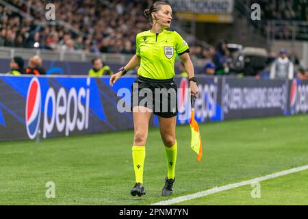 Milano, Italia - aprile 19 2023 Quarter finale Champions League - Inter-Benfica - assistente arbitro donna credito: Kines Milano/Alamy Live News Foto Stock