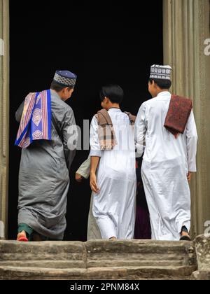 Un gruppo di uomini musulmani non identificati Foto Stock