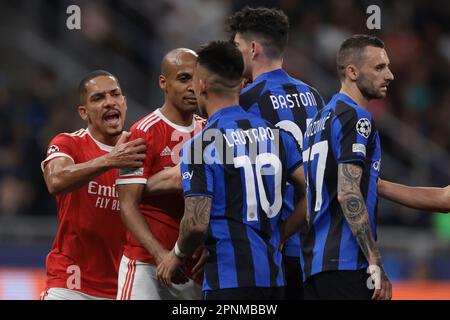 Milano, Italia. 19th Apr, 2023. Gilberto di SL Benfica si piazza mentre Lautaro Martinez del FC Internazionale si piazza fino a Joao Mario di SL Benfica durante la partita della UEFA Champions League a Giuseppe Meazza, Milano. Il credito per le immagini dovrebbe essere: Jonathan Moskrop/Sportimage Credit: Sportimage/Alamy Live News Foto Stock