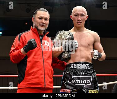 Tokyo, Giappone. 18th Apr, 2023. Keisuke Matsumoto (R) e il suo allenatore e padre Koji Matsumoto dopo aver vinto il titolo vacante giapponese Featherweight alla Korakuen Hall di Tokyo, Giappone, 18 aprile 2023. Credit: Hiroaki Finito Yamaguchi/AFLO/Alamy Live News Foto Stock