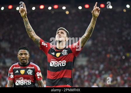 Rio de Janeiro, Brasile, 19th Apr, 2023. Pedro di Flamengo, festeggia dopo aver ottenuto il suo secondo gol con Marinho durante la partita tra Flamengo e Nublense per il 2st° round del Gruppo A di Libertadores 2023, al Maracana Stadium, a Rio de Janeiro, Brasile, il 19 aprile. Foto: Marcello Dias/DiaEsportivo/Alamy Live News Foto Stock