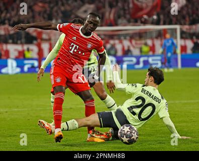 Monaco, Germania. 19th Apr, 2023. Bernardo Silva (R) di Manchester City vies con Sadio Mane del Bayern Monaco durante la seconda tappa finale della UEFA Champions League tra il Bayern Monaco e Manchester City a Monaco di Baviera, Germania, il 19 aprile 2023. Credit: Philippe Ruiz/Xinhua/Alamy Live News Foto Stock
