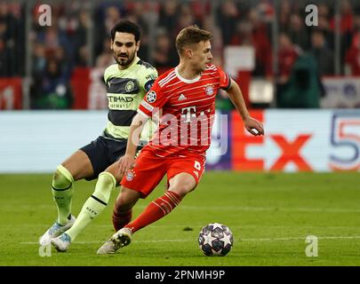 Monaco, Germania. 19th Apr, 2023. Ilkay Guendogan (L) della città di Manchester vies con Joshua Kimmich del Bayern Monaco durante la seconda tappa finale della UEFA Champions League tra Bayern Monaco e Manchester City a Monaco, Germania, il 19 aprile 2023. Credit: Philippe Ruiz/Xinhua/Alamy Live News Foto Stock