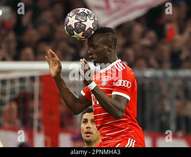 Monaco, Germania. 19th Apr, 2023. Sadio Mane (R) del Bayern Monaco dirige il pallone durante la seconda tappa finale della UEFA Champions League tra il Bayern Monaco e Manchester City a Monaco, Germania, il 19 aprile 2023. Credit: Philippe Ruiz/Xinhua/Alamy Live News Foto Stock