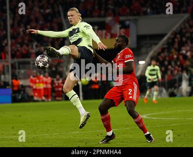 Monaco, Germania. 19th Apr, 2023. Erling Haaland (L) di Manchester City vies con Dayot Upamecano del Bayern Monaco durante la seconda tappa finale della UEFA Champions League tra Bayern Monaco e Manchester City a Monaco, Germania, il 19 aprile 2023. Credit: Philippe Ruiz/Xinhua/Alamy Live News Foto Stock