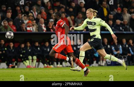 Monaco, Germania. 19th Apr, 2023. Erling Haaland (R) di Manchester City vies con Dayot Upamecano del Bayern Monaco durante la seconda tappa finale della UEFA Champions League tra Bayern Monaco e Manchester City a Monaco di Baviera, Germania, il 19 aprile 2023. Credit: Philippe Ruiz/Xinhua/Alamy Live News Foto Stock