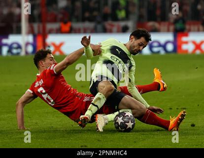 Monaco, Germania. 19th Apr, 2023. Bernardo Silva (R) di Manchester City vies con Leon Goretzka del Bayern Monaco durante la seconda tappa finale della UEFA Champions League tra il Bayern Monaco e Manchester City a Monaco di Baviera, Germania, il 19 aprile 2023. Credit: Philippe Ruiz/Xinhua/Alamy Live News Foto Stock