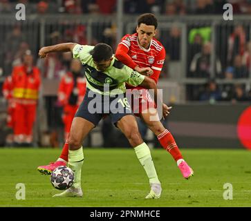 Monaco, Germania. 19th Apr, 2023. Rodri Hernandez (L) della città di Manchester vies con Jamal Musiala del Bayern Monaco durante la seconda tappa finale della UEFA Champions League tra Bayern Monaco e Manchester City a Monaco, Germania, il 19 aprile 2023. Credit: Philippe Ruiz/Xinhua/Alamy Live News Foto Stock