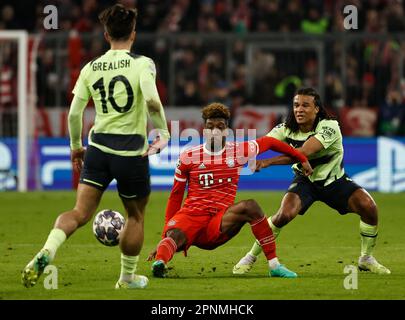 Monaco, Germania. 19th Apr, 2023. Nathan Ake (R) di Manchester City vies con Kingsley Coman (C) del Bayern Monaco durante la seconda tappa finale della UEFA Champions League tra Bayern Monaco e Manchester City a Monaco, Germania, il 19 aprile 2023. Credit: Philippe Ruiz/Xinhua/Alamy Live News Foto Stock