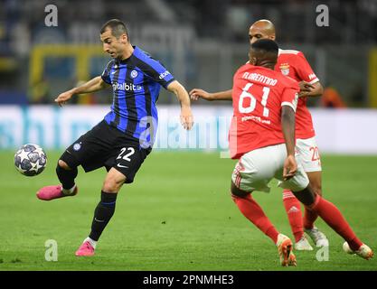 Milano, Italia. 19th Apr, 2023. Henrikh Mkhitaryan (L) del FC Inter compete durante il quarto incontro di seconda tappa della UEFA Champions League tra FC Inter e Benfica a Milano, Italia, il 19 aprile 2023. Credit: Str/Xinhua/Alamy Live News Foto Stock
