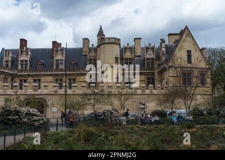 Piazza Samuel-Paty e Musée de Cluny (Museo Cluny) a Parigi, Francia. Marzo 24, 2023. Foto Stock