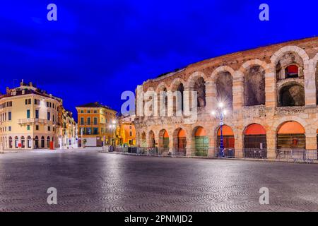 Verona, Italia. L'Arena di Verona, anfiteatro romano in Piazza Bra. Foto Stock